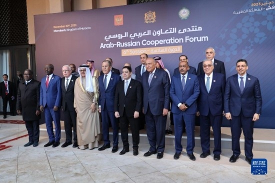 12月20日，與會(huì)代表在摩洛哥南部城市馬拉喀什舉行的第六屆阿拉伯-俄羅斯合作論壇上合影。新華社記者霍晶攝