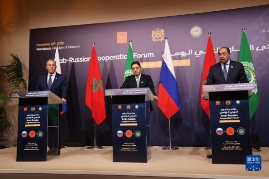 12月20日，在摩洛哥南部城市馬拉喀什舉行的第六屆阿拉伯-俄羅斯合作論壇主議程結(jié)束后，俄羅斯外交部長拉夫羅夫、摩洛哥外交大臣布里達(dá)、阿拉伯國家聯(lián)盟（阿盟）副秘書長胡薩姆·扎基（從左至右）出席記者會(huì)。新華社記者霍晶攝