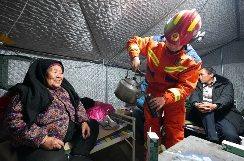 村民龔尕芳與消防員交流。賀勇攝。