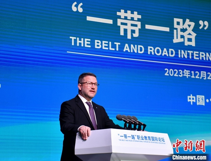 圖為活動(dòng)現(xiàn)場(chǎng)歐洲議會(huì)交通旅游委員會(huì)副主席烏伊海依·伊什特萬致辭。 中新社記者 韓冰 攝