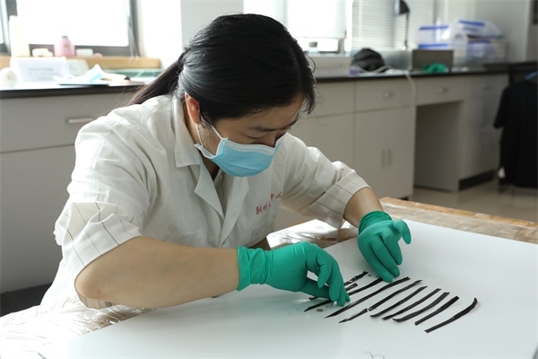 考古工作者正給竹簡排序。國家文物局供圖