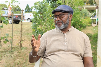 2023年12月18日，瓦努阿圖共和國(guó)總理夏洛特·薩爾維在瓦努阿圖公路項(xiàng)目二期馬勒庫(kù)拉段的移交儀式現(xiàn)場(chǎng)接受人民網(wǎng)采訪。人民網(wǎng) 賀吉攝