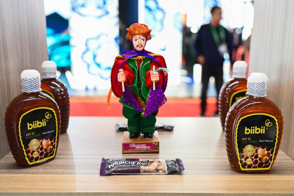 2023年11月8日在第六屆進(jìn)博會上拍攝的尼加拉瓜蜂蜜產(chǎn)品。