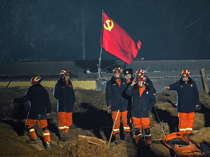 2023年12月21日，救援隊(duì)員在青海省海東市民和回族土族自治縣中川鄉(xiāng)金田村現(xiàn)場(chǎng)救援。新華社記者 張龍 攝