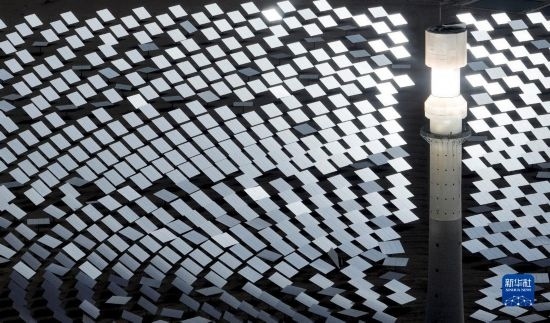 這是2023年6月11日在青海省海西蒙古族藏族自治州格爾木市拍攝的一座光熱電站（無人機照片）。 新華社記者 張宏祥 攝