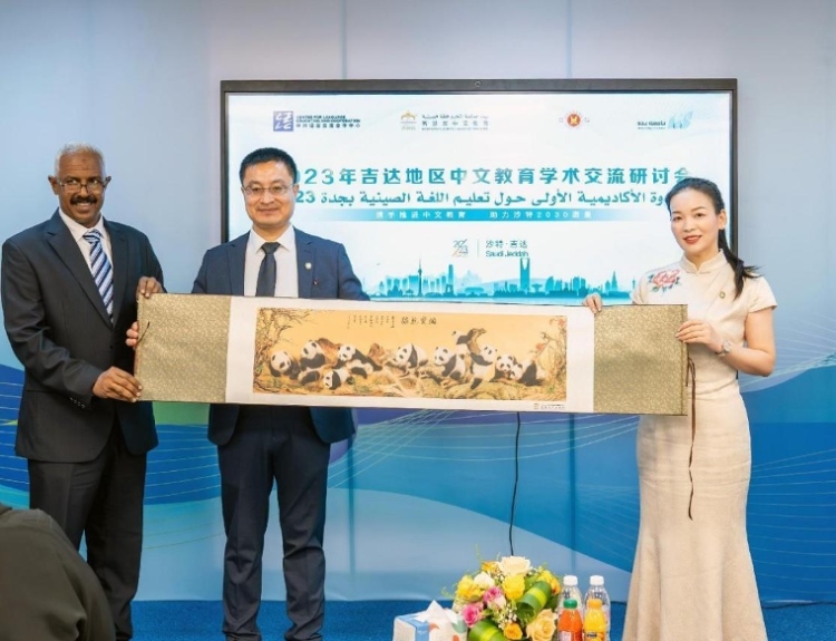 主辦方向與會代表贈送書畫作品。主辦方供圖