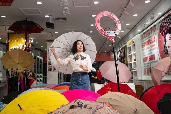 在義烏打拼了27年的商戶張吉英，正通過直播銷售雨傘。義烏市委宣傳部供圖