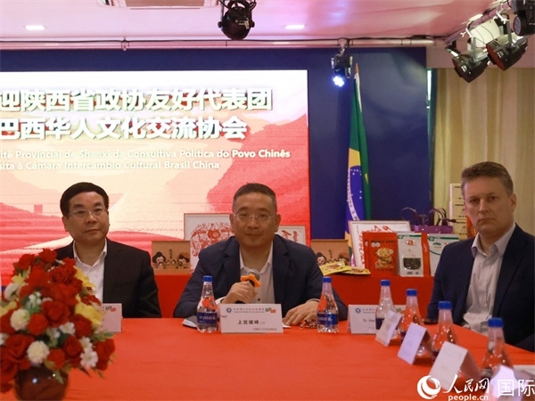 巴西華人文化交流協(xié)會(huì)主席上官建峰（中）在座談會(huì)上發(fā)言。人民網(wǎng)記者 陳海琪攝