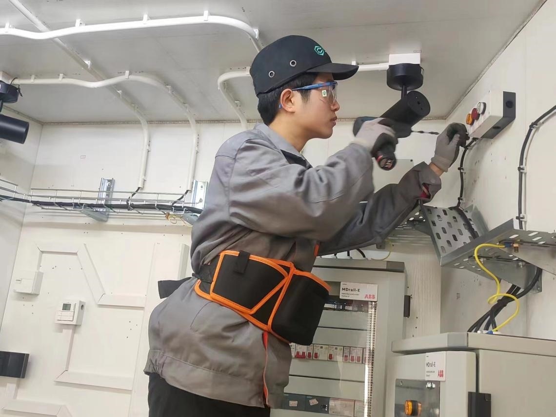 張強(qiáng)在安裝指示燈盒實(shí)訓(xùn)中。高磊磊 攝