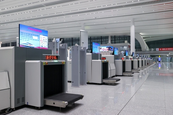 進(jìn)站大廳整齊擺放的安檢儀。