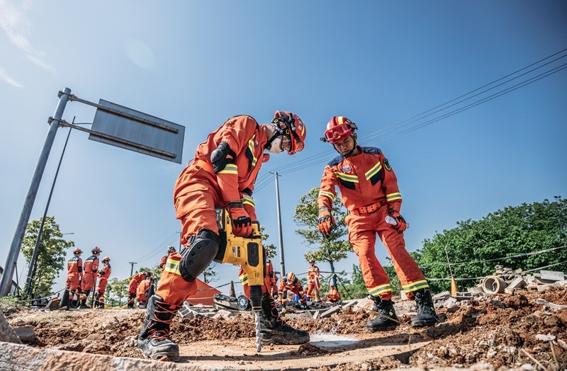 周彩琪和隊友在救援現(xiàn)場。受訪者供圖