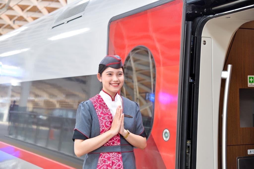 12月12日，乘務(wù)人員在印度尼西亞雅加達的哈利姆車站站臺歡迎乘坐雅萬高鐵的乘客。新華社記者徐欽攝