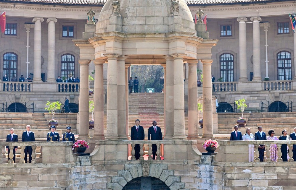 當(dāng)?shù)貢r(shí)間8月22日上午，正在南非進(jìn)行國(guó)事訪問的國(guó)家主席習(xí)近平在比勒陀利亞總統(tǒng)府同南非總統(tǒng)拉馬福薩會(huì)談。會(huì)談前，拉馬福薩在總統(tǒng)府廣場(chǎng)為習(xí)近平舉行歡迎儀式。新華社記者 殷博古 攝