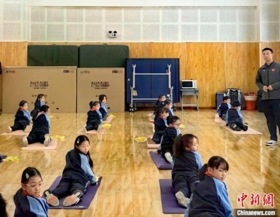 逸陽文思學(xué)校學(xué)生正在進(jìn)行運(yùn)動恢復(fù)矯正訓(xùn)練。<a target='_blank' href='/' ><p align=