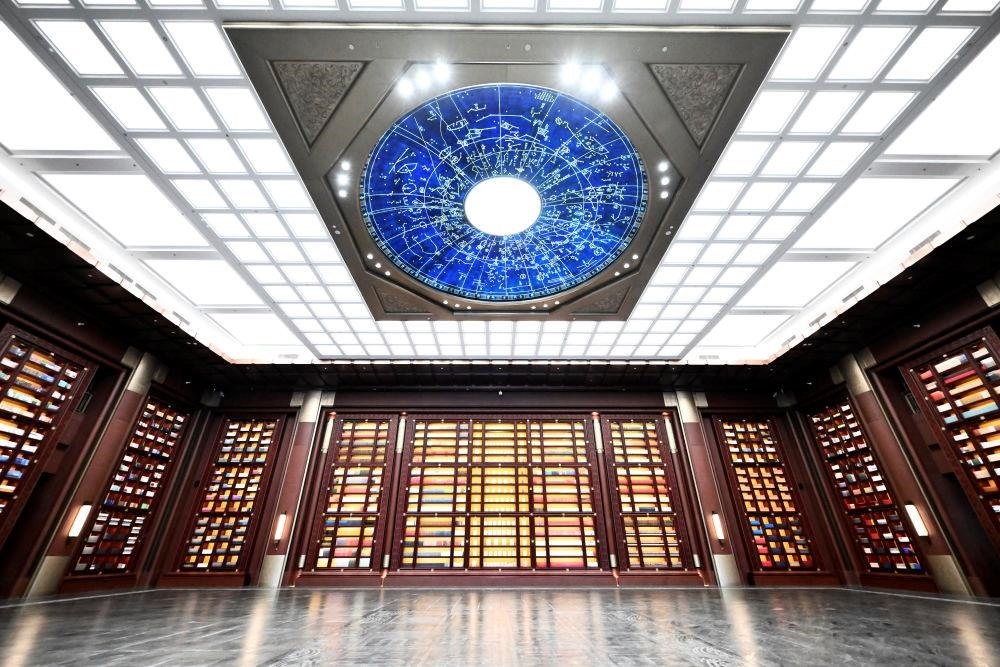 △中國國家版本館中央總館“文瀚閣”內(nèi)景。星空穹頂上是一幅宋代石刻天文圖，傳遞著“文瀚閣”的寓意：中華文明如星空般浩瀚璀璨。
