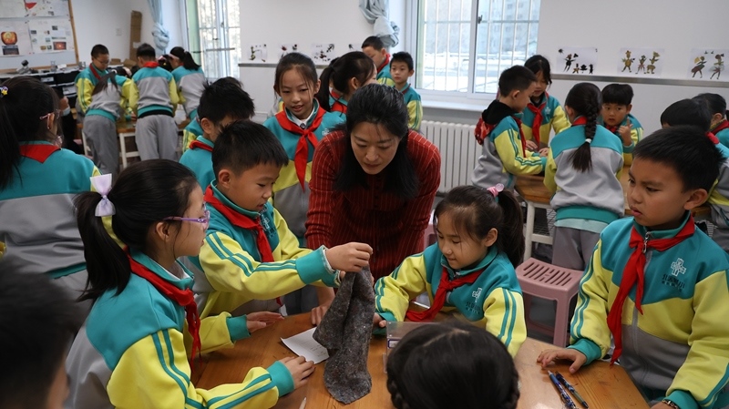 科學老師教同學制作消聲裝置。校方供圖