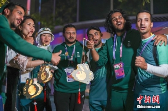 資料圖：9月29日，中國傳統(tǒng)節(jié)日中秋節(jié)，杭州亞運會運動員村舉辦中秋主題活動，中外運動員們歡聚一堂。圖為沙特阿拉伯運動員手持燈籠拍攝照片。<a target='_blank' href='/'><p align=