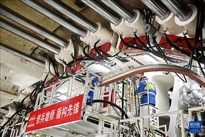 12月30日，中鐵十四局技術(shù)人員在盾構(gòu)掘進(jìn)開始前檢查“海天號”盾構(gòu)機。新華社記者 李紫恒 攝