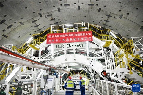 12月30日，中鐵十四局技術(shù)人員在盾構(gòu)掘進(jìn)開始前檢查“海天號”盾構(gòu)機。新華社記者 李紫恒 攝