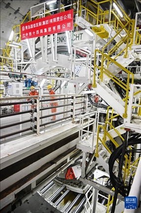 12月30日，建設(shè)者在青島膠州灣第二隧道工程南線主線隧道盾構(gòu)掘進(jìn)現(xiàn)場作業(yè)。新華社記者 李紫恒 攝