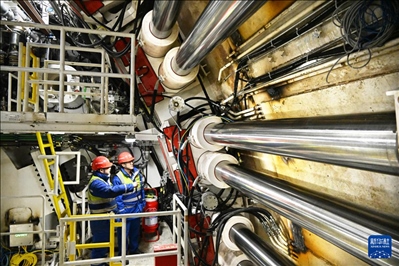 12月30日，中鐵十四局技術(shù)人員在盾構(gòu)掘進(jìn)開始前檢查“海天號”盾構(gòu)機。新華社記者 李紫恒 攝