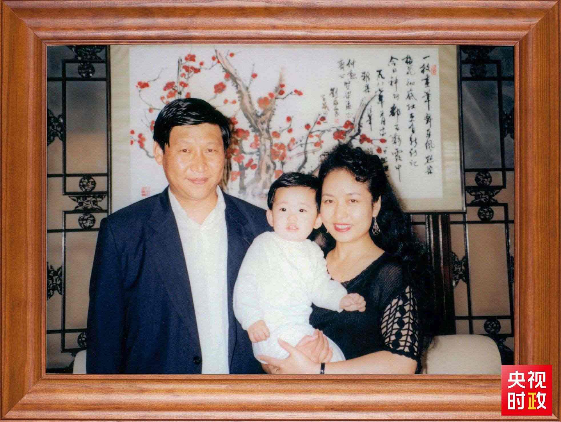 △這是習(xí)近平一家三口的合影。這張照片第一次出現(xiàn)在他的書架上。