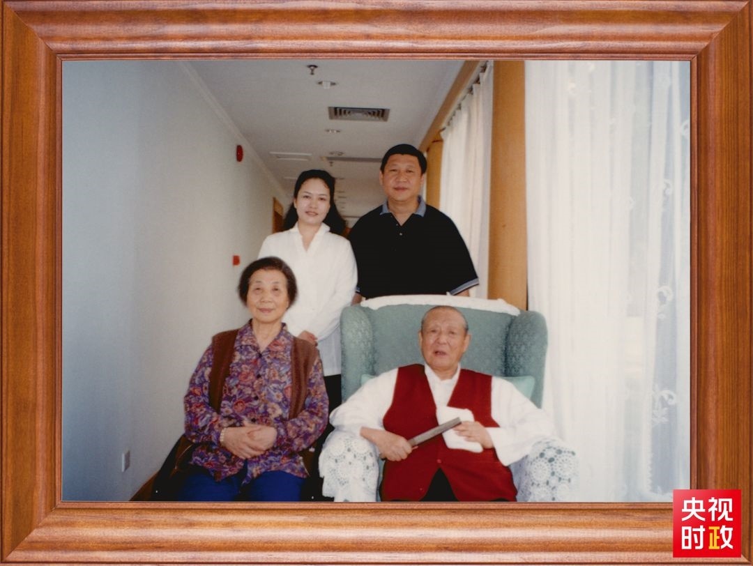 △這是習(xí)近平夫婦同父親習(xí)仲勛、母親齊心的合影。這張照片第一次出現(xiàn)在他的書架上。