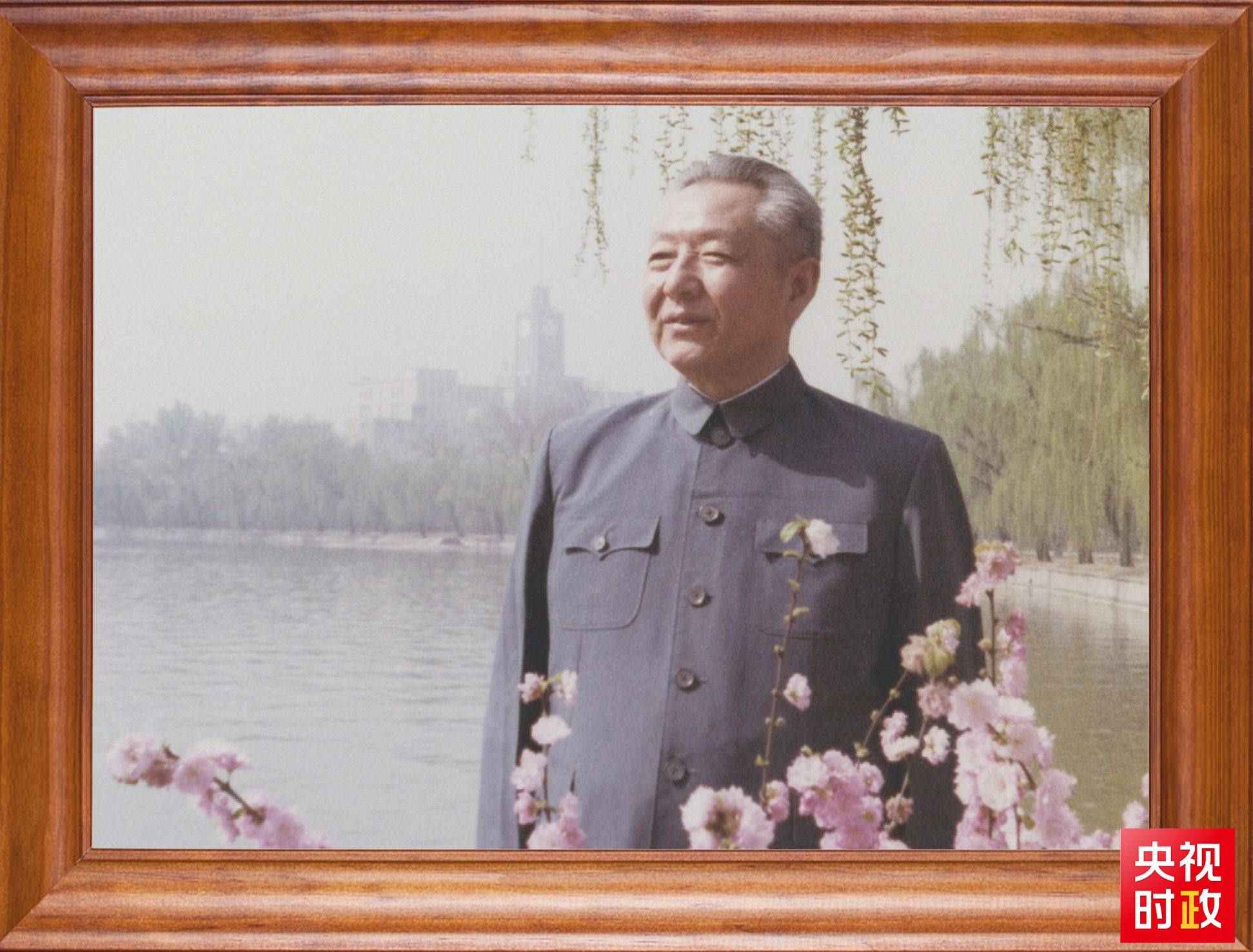 △這是習(xí)近平父親習(xí)仲勛同志的照片。2023年10月15日，是習(xí)仲勛同志誕辰110周年紀(jì)念日。這張照片第一次出現(xiàn)在他的書架上。