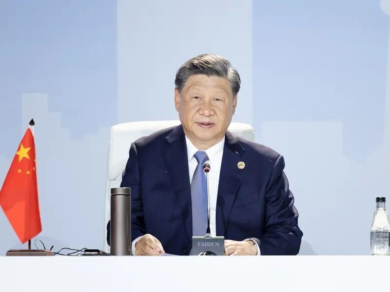 當(dāng)?shù)貢r(shí)間8月24日，習(xí)近平主席在南非約翰內(nèi)斯堡出席金磚國(guó)家領(lǐng)導(dǎo)人第十五次會(huì)晤特別記者會(huì)。