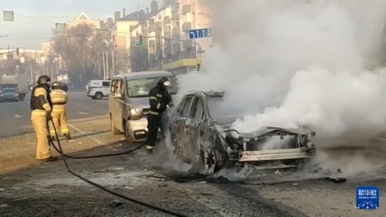 這張俄羅斯緊急情況部12月30日發(fā)布的視頻截圖顯示，在俄羅斯別爾哥羅德市，工作人員在現(xiàn)場(chǎng)救援。新華社發(fā)