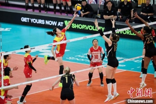 女排世俱杯賽場上，天津渤海銀行女排(紅)對陣巴西海灘女排(黑)。主辦方供圖