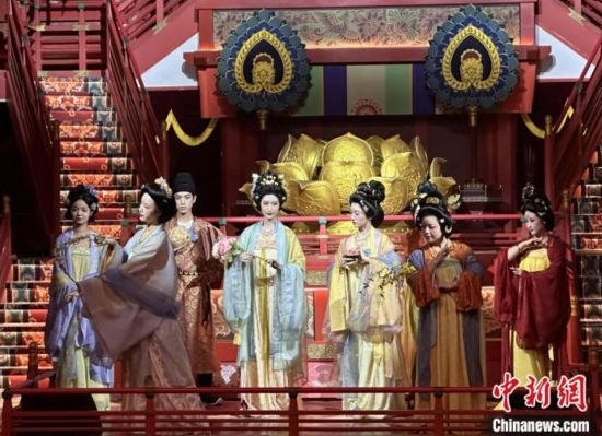 2023年12月31日晚間，在長(zhǎng)安十二時(shí)辰主題街區(qū)進(jìn)行的漢服表演。 中新社記者 張一辰 攝