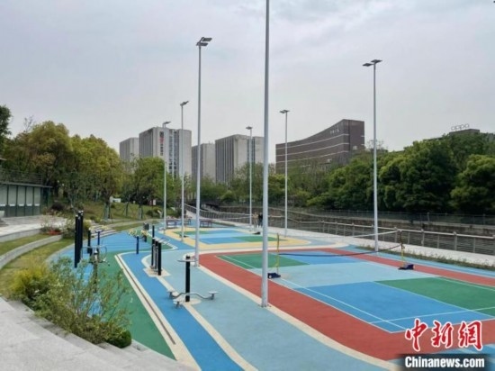 杭州余杭區(qū)一嵌入式體育場地。張煜歡 攝