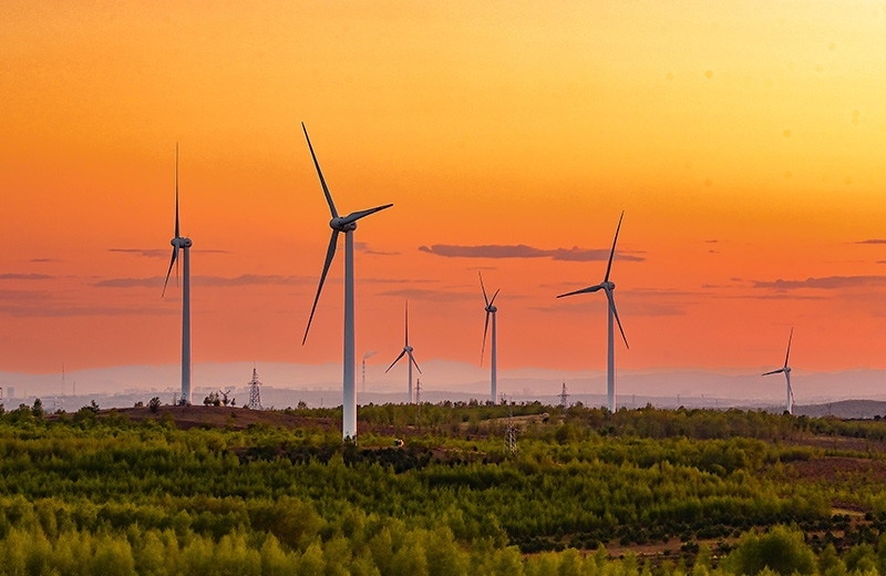 2023年5月23日清晨拍攝的內(nèi)蒙古興安盟烏蘭浩特市呼和馬場(chǎng)風(fēng)力光伏發(fā)電場(chǎng)內(nèi)的風(fēng)機(jī)。