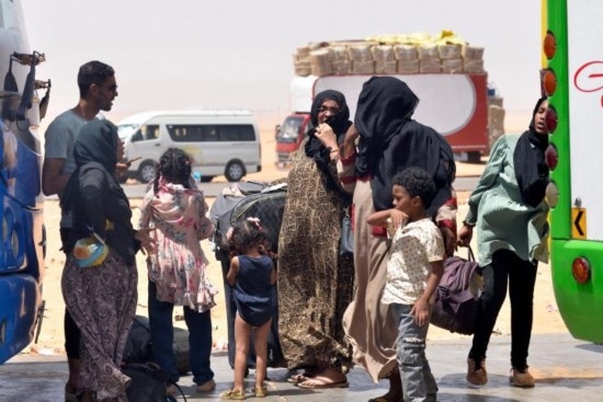  2023年4月27日，在埃及南部與蘇丹交界的阿爾根邊境口岸，人們離開蘇丹進(jìn)入埃及境內(nèi)。新華社發(fā)（拉德萬攝）