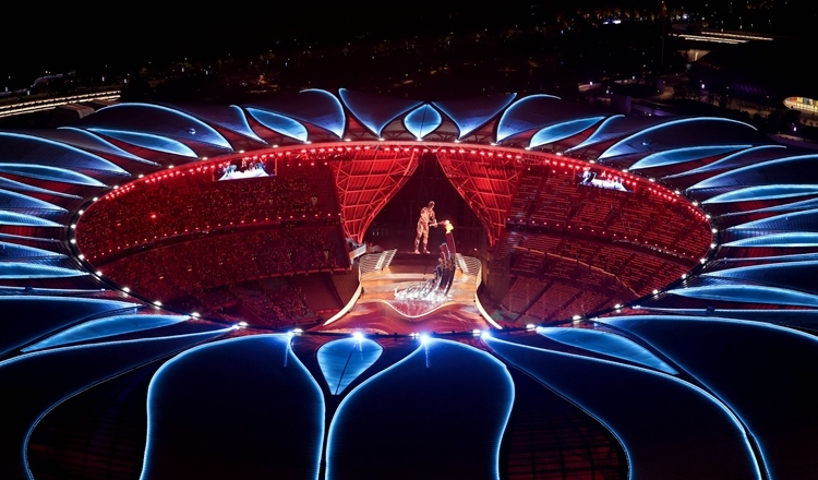 2023年9月23日，最后一棒火炬手汪順和數(shù)字火炬手在杭州亞運(yùn)會開幕式上點(diǎn)燃主火炬。新華社記者 程婷婷 攝