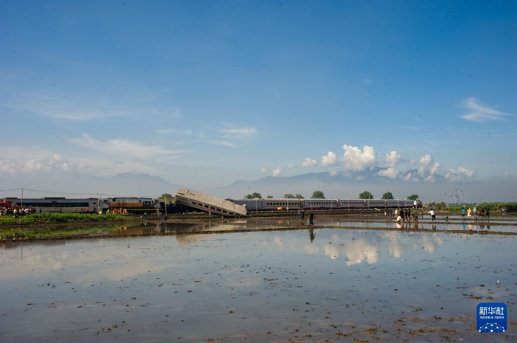 ?這是1月5日在印度尼西亞西爪哇省拍攝的列車相撞事故現(xiàn)場(chǎng)。新華社發(fā)（塞提安賈爾攝）