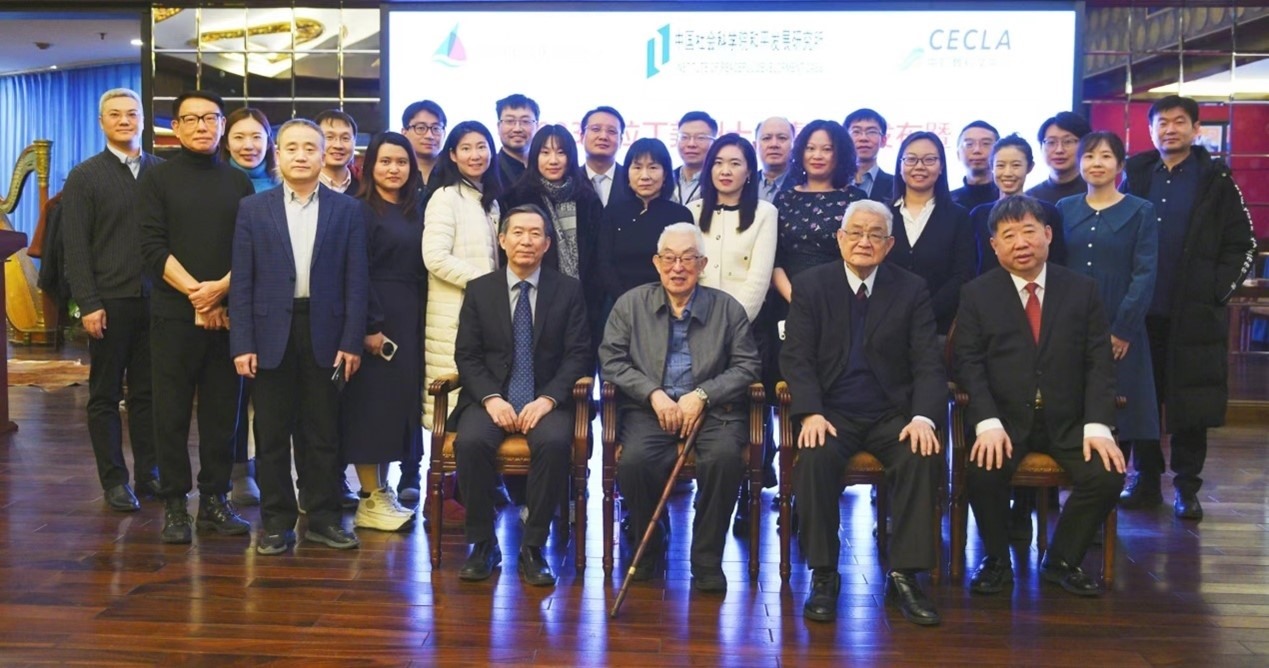 與會專家學者舉行合影。主辦方供圖