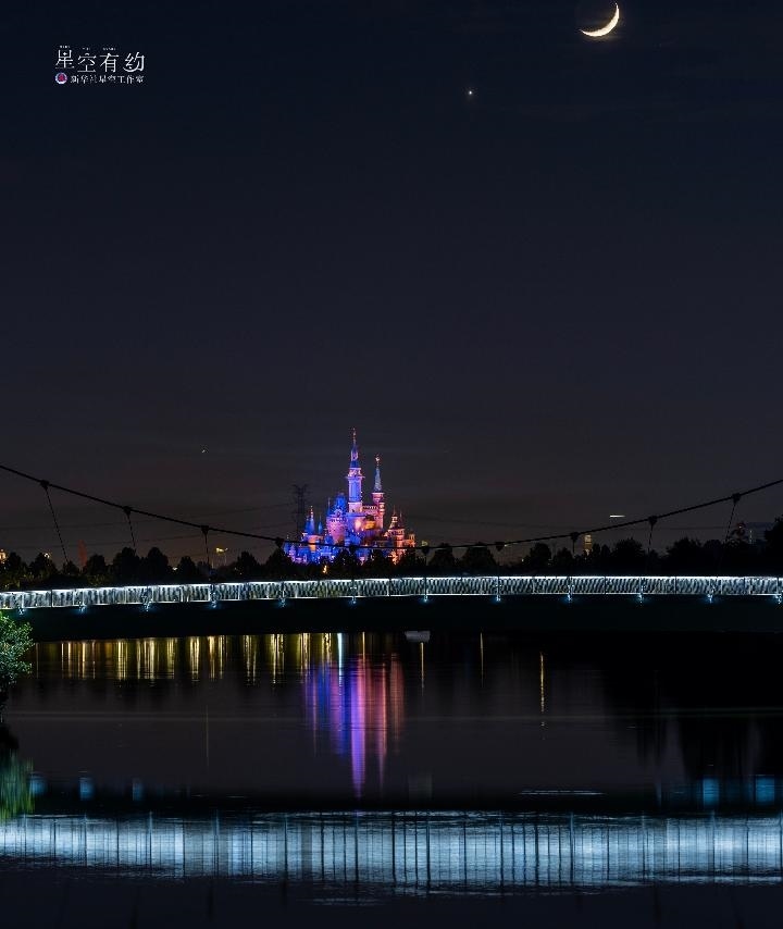 上海星空攝影愛好者陳悅華2023年5月23日在上海浦東拍攝的金星伴月。（本人供圖）