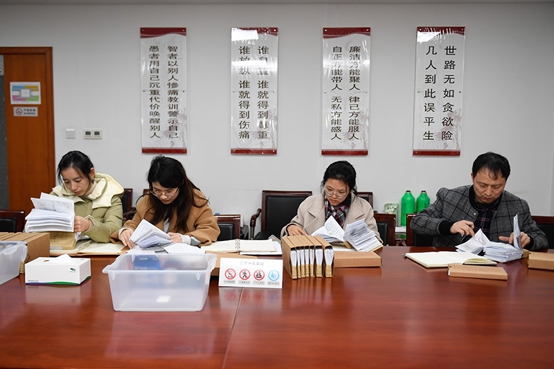 2020年1月8日，浙江寧波市北侖區(qū)紀委工作人員在檢查北侖區(qū)大數(shù)據(jù)發(fā)展管理中心2019年的公款消費票據(jù)，查找是否存在違規(guī)問題。