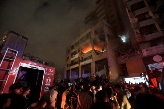 1月2日，人們聚集在黎巴嫩貝魯特南郊的以色列無人機(jī)襲擊現(xiàn)場。新華社發(fā)（比拉爾·賈維希攝）