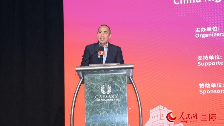 內(nèi)華達州副州長辦公室幕僚長魯?shù)稀づ撩鲌D安在論壇致辭。人民網(wǎng)記者 鄧圩攝