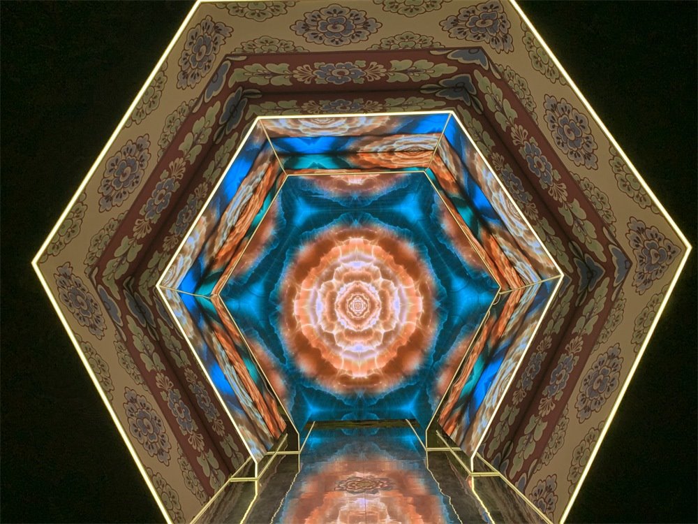 中國(guó)國(guó)家博物館“華彩萬(wàn)象——石窟藝術(shù)沉浸體驗(yàn)”現(xiàn)場(chǎng)。人民網(wǎng)記者 韋衍行攝