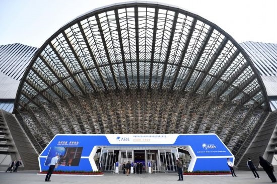 2023年10月30日，參會(huì)嘉賓步入長沙國際會(huì)議中心。當(dāng)日，以“全球發(fā)展 共享安全”為主題的博鰲亞洲論壇全球經(jīng)濟(jì)發(fā)展與安全論壇第二屆大會(huì)在湖南長沙開幕。新華社記者 陳振海 攝