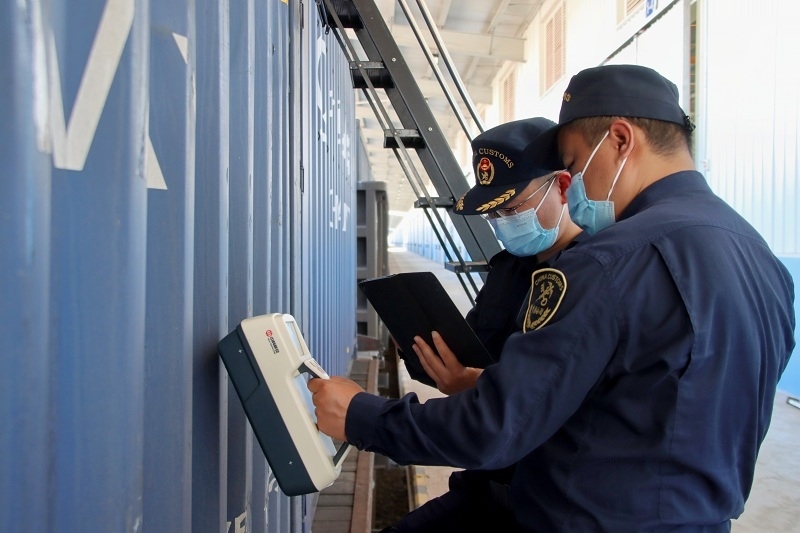 海關(guān)關(guān)員使用手持式輻射探測(cè)儀對(duì)中老鐵路入境貨物進(jìn)行檢測(cè)。張釋巍攝