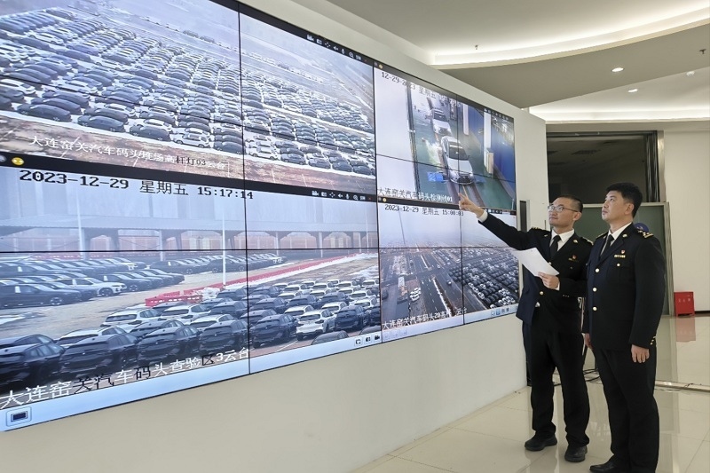 海關(guān)關(guān)員視頻巡查出口汽車(chē)場(chǎng)地。李進(jìn)攝