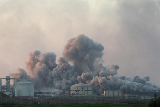  這是1月6日從加沙邊境以色列一側(cè)拍攝的加沙北部遭襲情況。新華社發(fā)（伊蘭·阿薩亞格攝/基尼圖片社）