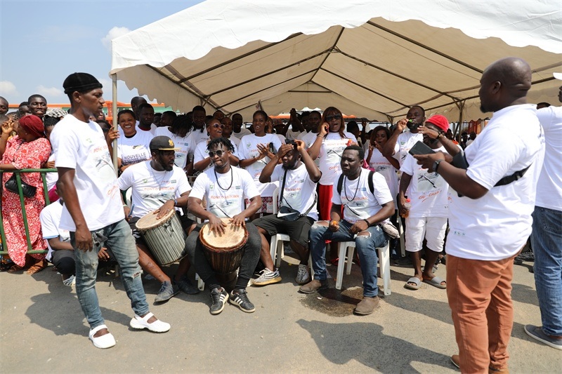 當(dāng)?shù)孛癖姂c祝通車。中建國(guó)際中西非公司供圖。