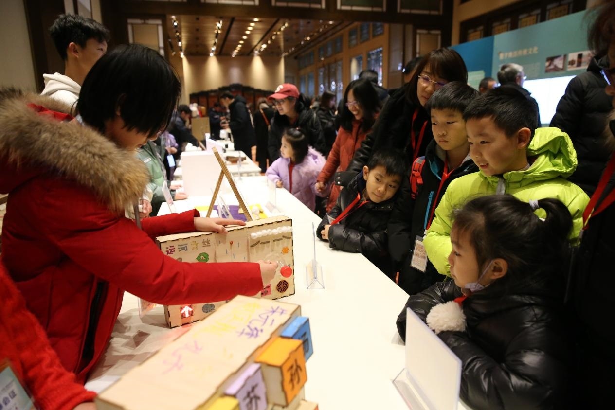 學(xué)生現(xiàn)場演示科創(chuàng)作品。主辦方供圖