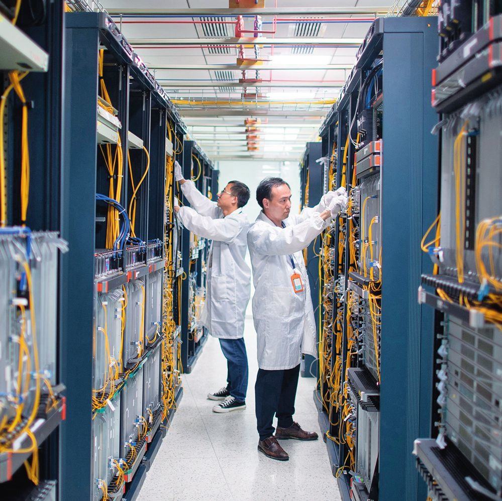 在位于武漢中國光谷的光電器件研發(fā)制造商——武漢光迅科技股份有限公司生產(chǎn)車間內(nèi)，技術(shù)人員在光模塊生產(chǎn)線作業(yè)（2023年4月11日攝）。程敏攝/本刊